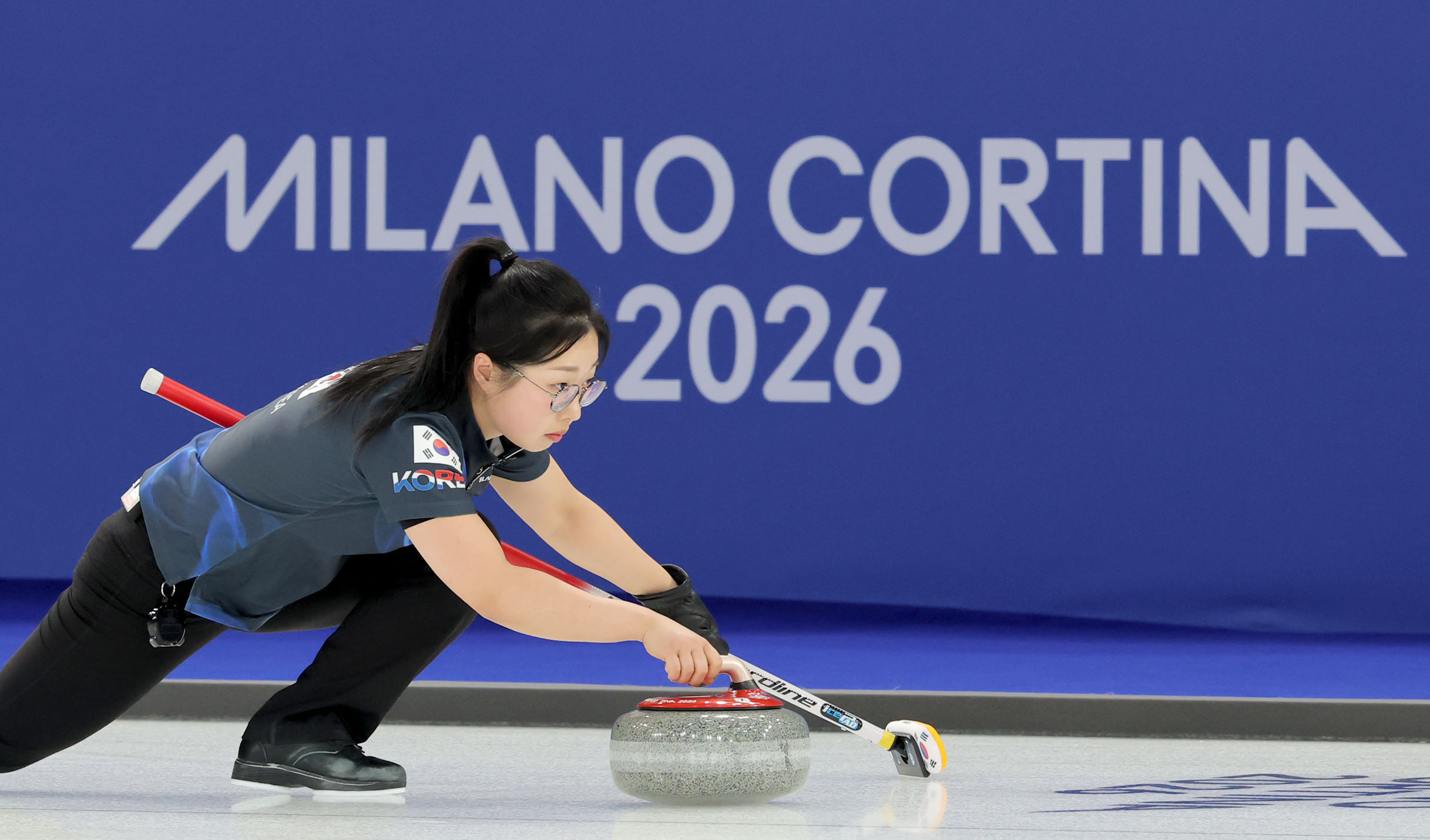 김선영이 투구하는 장면