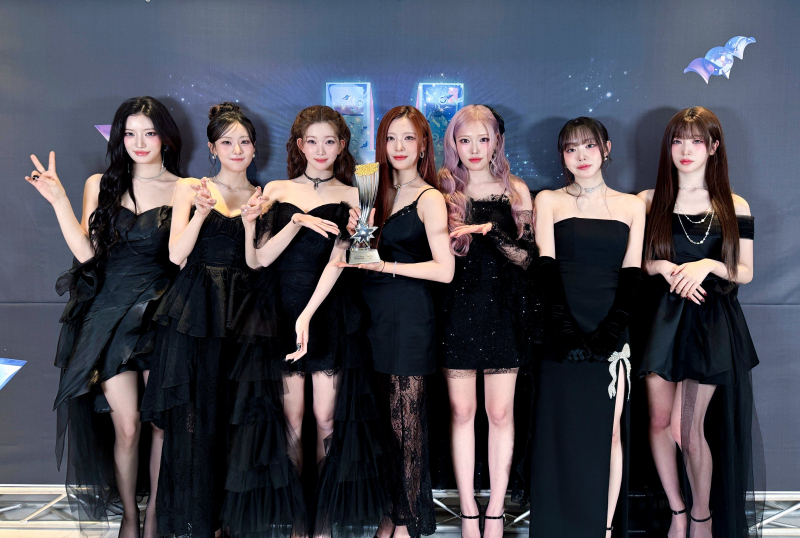 빌리, '넥스트 웨이브' 수상 겹경사...2026년 완전체 컴백 예고 - 뉴스 썸네일 이미지