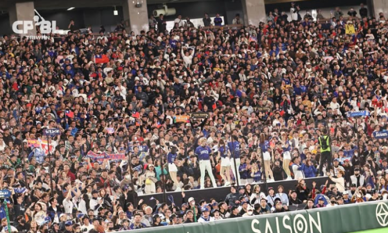 경기는 완패했지만 응원은 압승&hellip;대만 야구, 인기 치어리더 파견&rarr;도쿄돔 달궜다 [WBC] - 일간스포츠