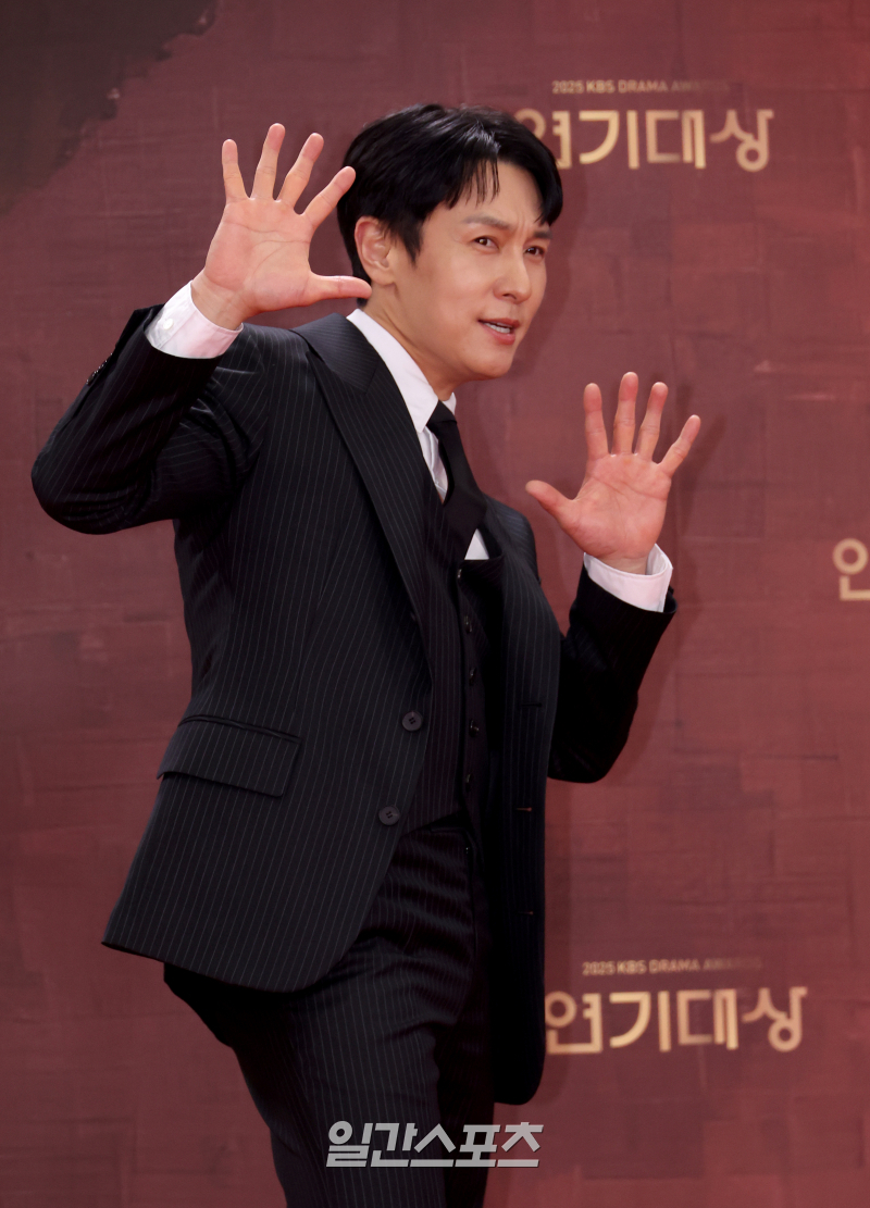 김동완, 소신 발언 재가동&hellip; '8번 이혼' 유퉁 옹