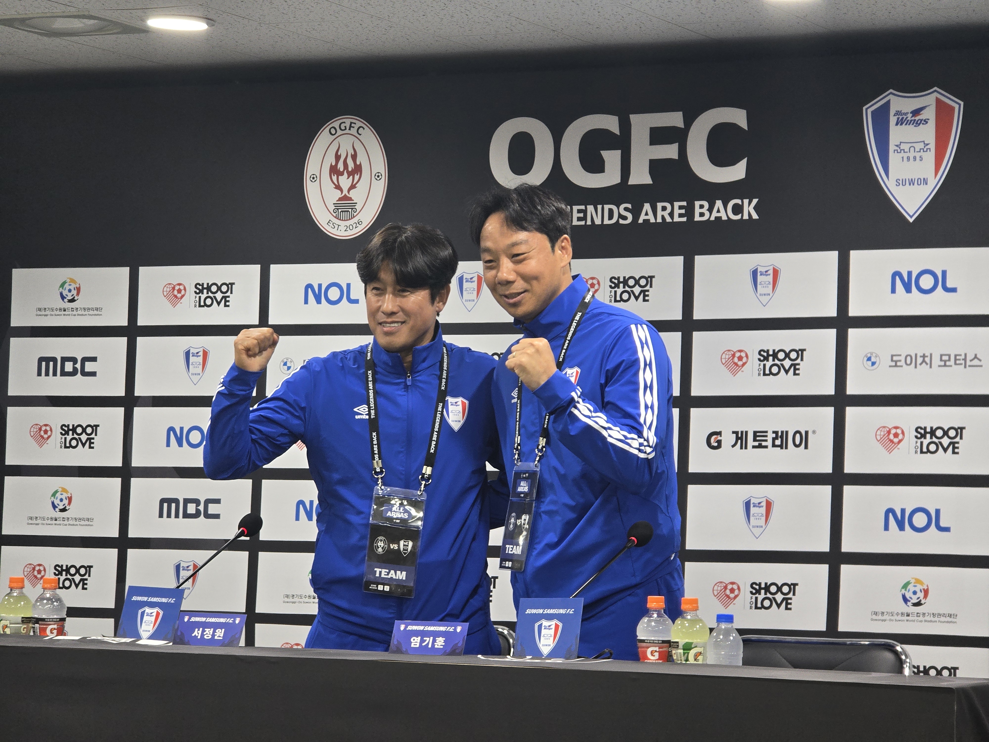서정원 감독과 염기훈이 함께한 기자회견 장면