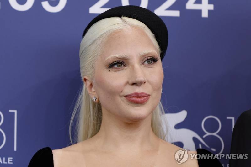 레이디 가가, 약혼자와 첫 아이 품에 안아