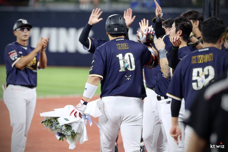 [IS 수원] '와, KT 정말 무섭다' 연이틀 한 이닝 7득점, 한화 12-1 꺾고 6연승 선두 질주