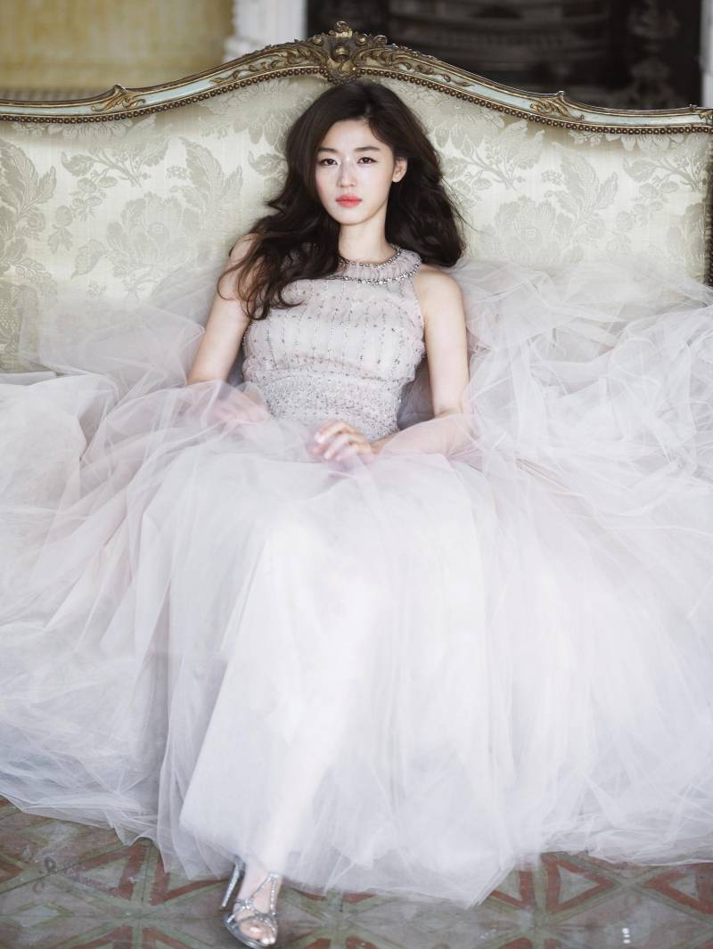전지현, 14년 전 웨딩 화보 재조명...감탄 나오는 미모 "세월 어디로"... - 뉴스 썸네일 이미지