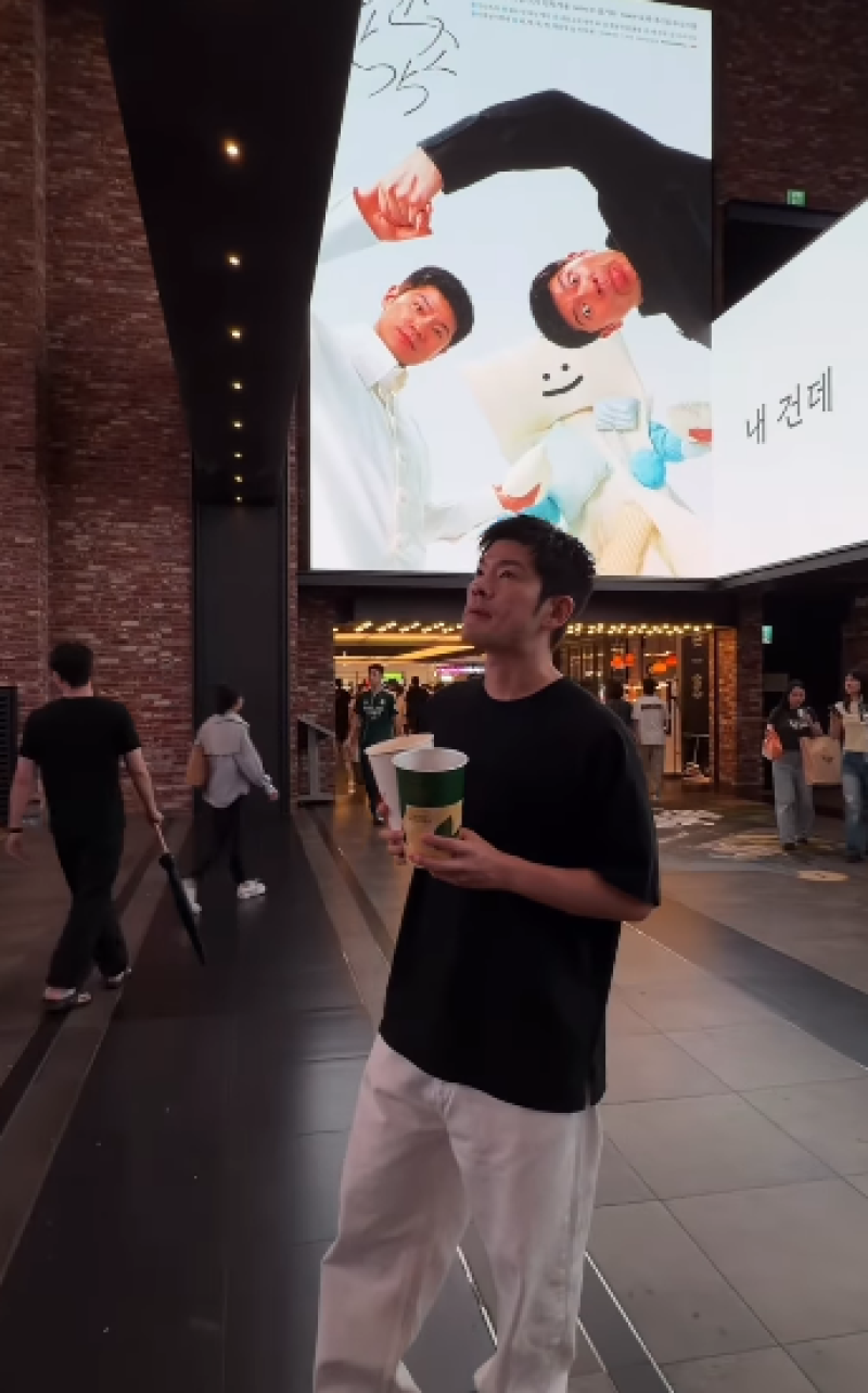 장기하, 18살 연하 윤가이 없이 홀로 영화관 포착