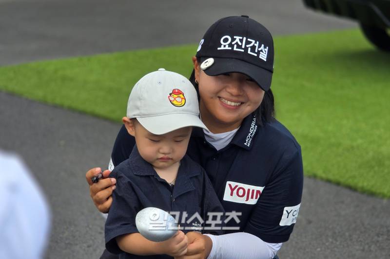 [IS 인터뷰] '18번 홀의 마법'' 어느새 공동 선두 오른 디펜딩 챔피언, 신다인 "써닝포인트는 좋은 기운 주는 곳, 최초 2연패 도전"