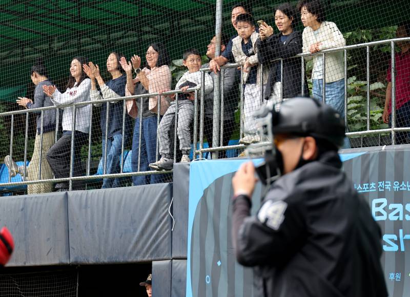장충서 열린 유소년 야구 축제, 응원 나선 학부모들