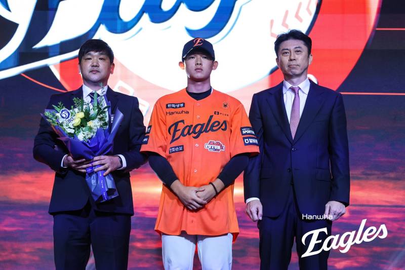 어떻게 이름도 주홍? 설악고 최초 1라운더 '한린이' 민주홍 "정우주 선배랑 친해지고 싶어요" - 일간스포츠