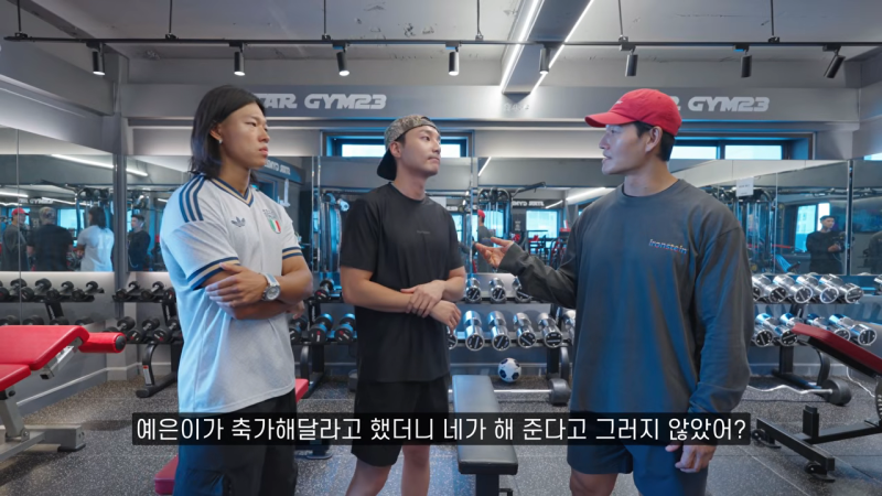 YouTubeチャンネル「ジムジョングク」の映像で話す3人